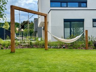 Dubová houpačka se sloupkem na houpací síť.